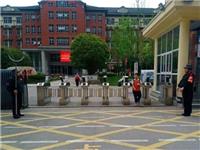 红光保安成功制服强闯校园社会青年